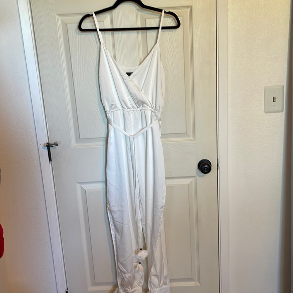 NWOT. Lulus Jumpsuit. Size M. Flattering Side Slits in Pant Legs. - Picture 2 of 5